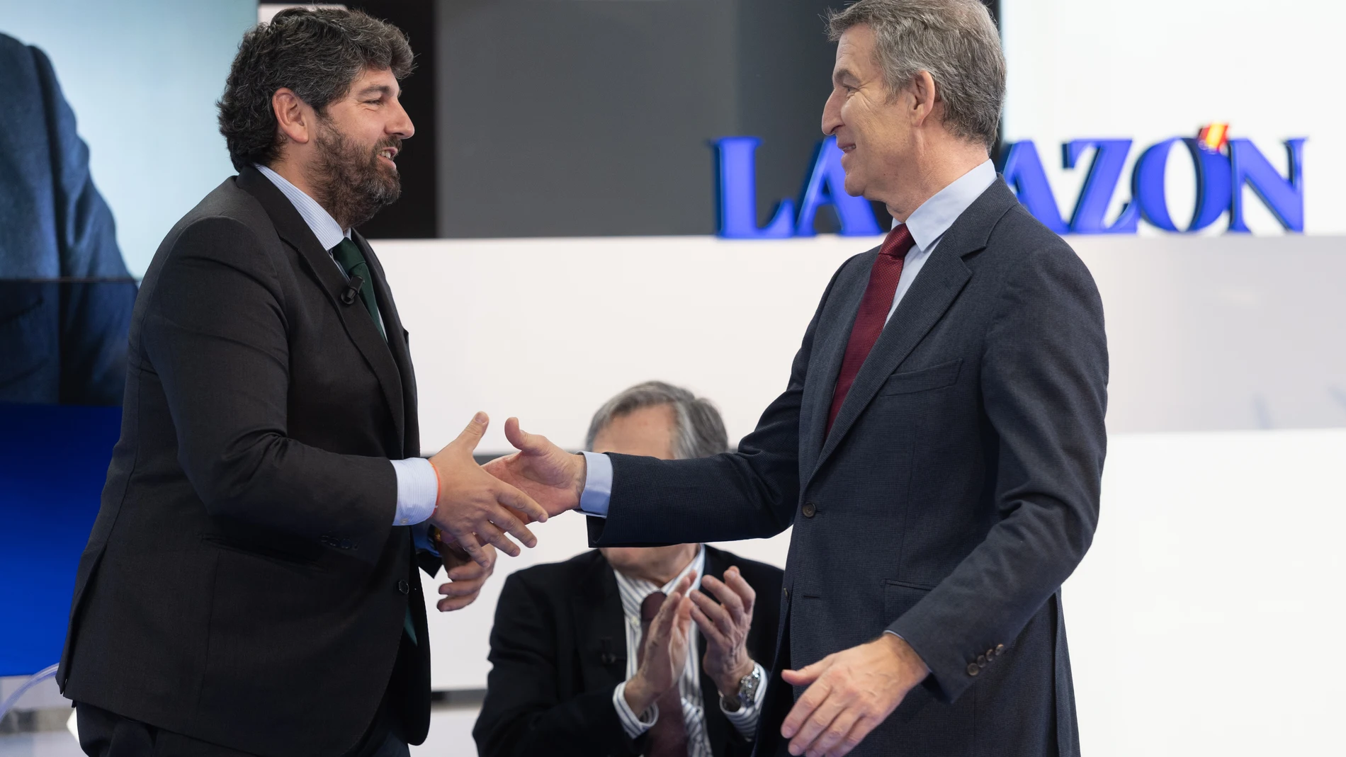 El presidente de la Región de Murcia, Fernando López Miras (i) y el presidente del PP, Alberto Núñez Feijóo (d), durante un desayuno informativo del diario 'La Razón', en la sede de La Razón, a 31 de marzo de 2025, en Madrid (España). 01 ABRIL 2025;FEIJÓO;LÓPEZ MIRAS;DESAYUNOE Eduardo Parra / Europa Press 01/04/2025