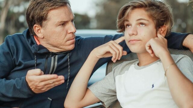 Niño enfadado no quiere escuchar a su padre