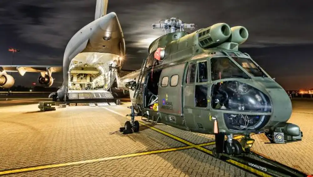 SA 330 Puma a punto de embarcar en un C-17 de la RAF.