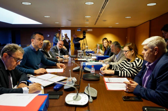 El presidente de la Diputación de Valencia, Vicent Mompó (2º i), preside la segunda sesión de la comisión no permanente de estudio sobre la gestión de la dana
