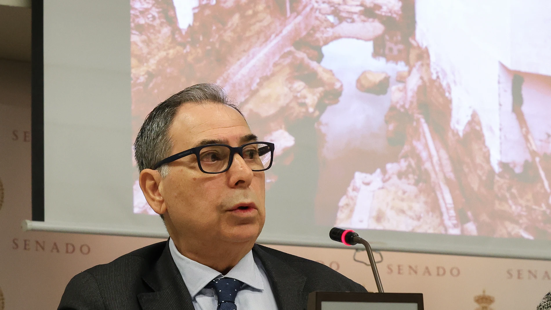 El Presidente de la Federación de Contratistas de Obras de la Administración de la Comunitat Valenciana (FECOVAL), José Luis Santa Isabel de Castro, durante la Comisión de Investigación sobre las circunstancias que influyeron en la catástrofe sufrida como consecuencia de la DANA, en el Senado, a 1 de abril de 2025, en Madrid (España). Durante la comisión, se ha informado sobre las circunstancias que influyeron en la catástrofe sufrida como consecuencia de la DANA del pasado 29 de octubre de 2...