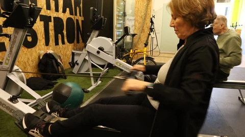 Una paciente de cáncer oncológico durante una sesión de CrossFit