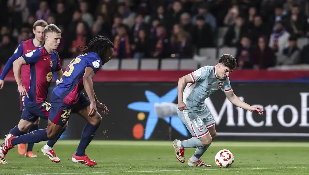 MADRID.-Atlético de Madrid y FC Barcelona se enfrentan este miércoles en un duelo igualado en el Riyadh Air Metropolitano