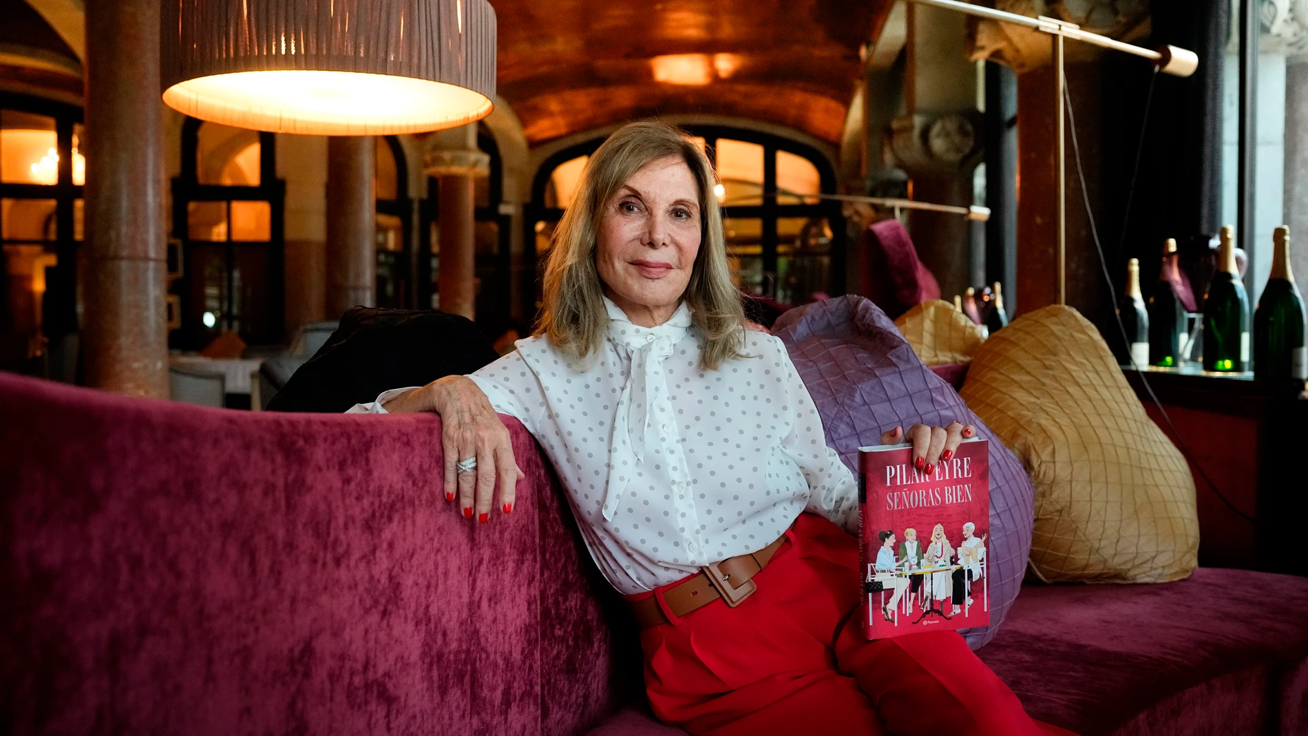 GRAFCAT6252. BARCELONA (ESPAÑA), 02/04/2025.- La periodista Pilar Eyre, posa durante la presentación de su novela con 'Señoras bien', una historia sobre mujeres que pasan de la sesentena, ambientada en la sociedad burguesa de Barcelona, ciudad que se convierte en un personaje más de la trama.EFE/ Enric Fontcuberta