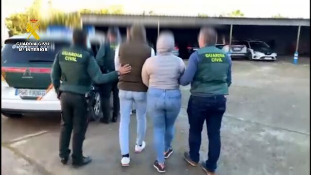 La Guardia Civil con dos de los arrestados