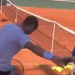 Carlos Alcaraz saluda a una aficionada de 95 años en el entrenamiento en Murcia