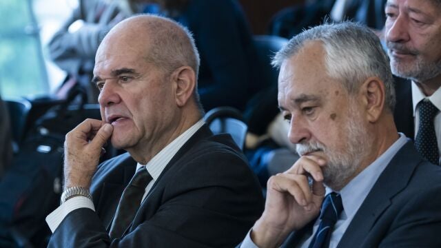 Los expresidentes socialistas andaluces José Antonio Griñán (d) y Manuel Chaves, en la sala de la Audiencia de Sevilla.