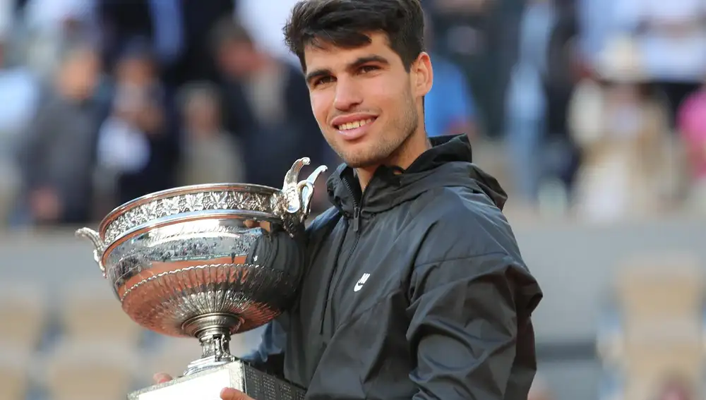 Carlos Alcaraz with the Roland Garros trophy