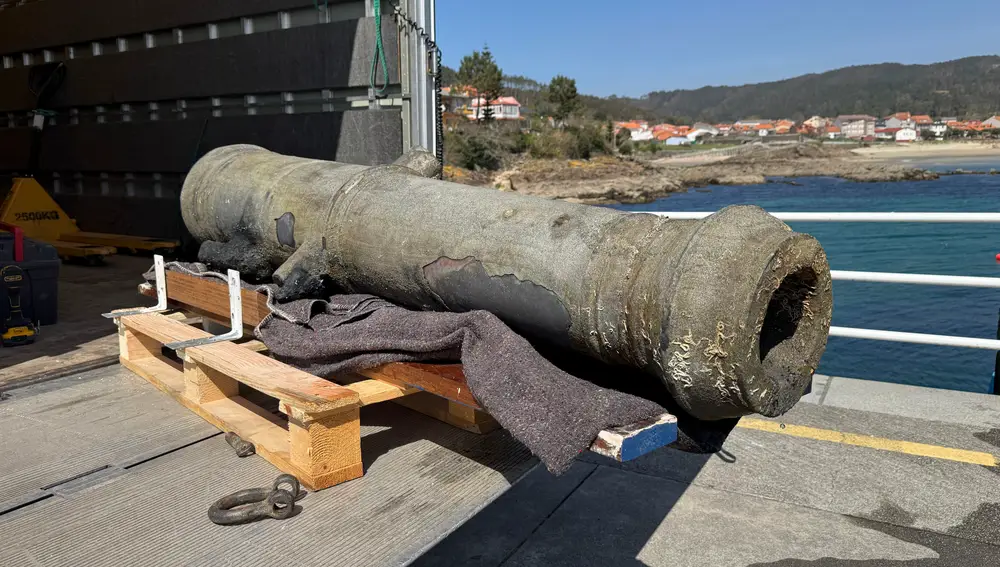 La Xunta de Galicia ha recuperado del mar un cañón de bronce en Finisterre, perteneciente a un barco del siglo XVI que, según las investigaciones, se hundió en el año 1596.