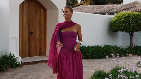 Influencer con vestido de invitada de primavera.