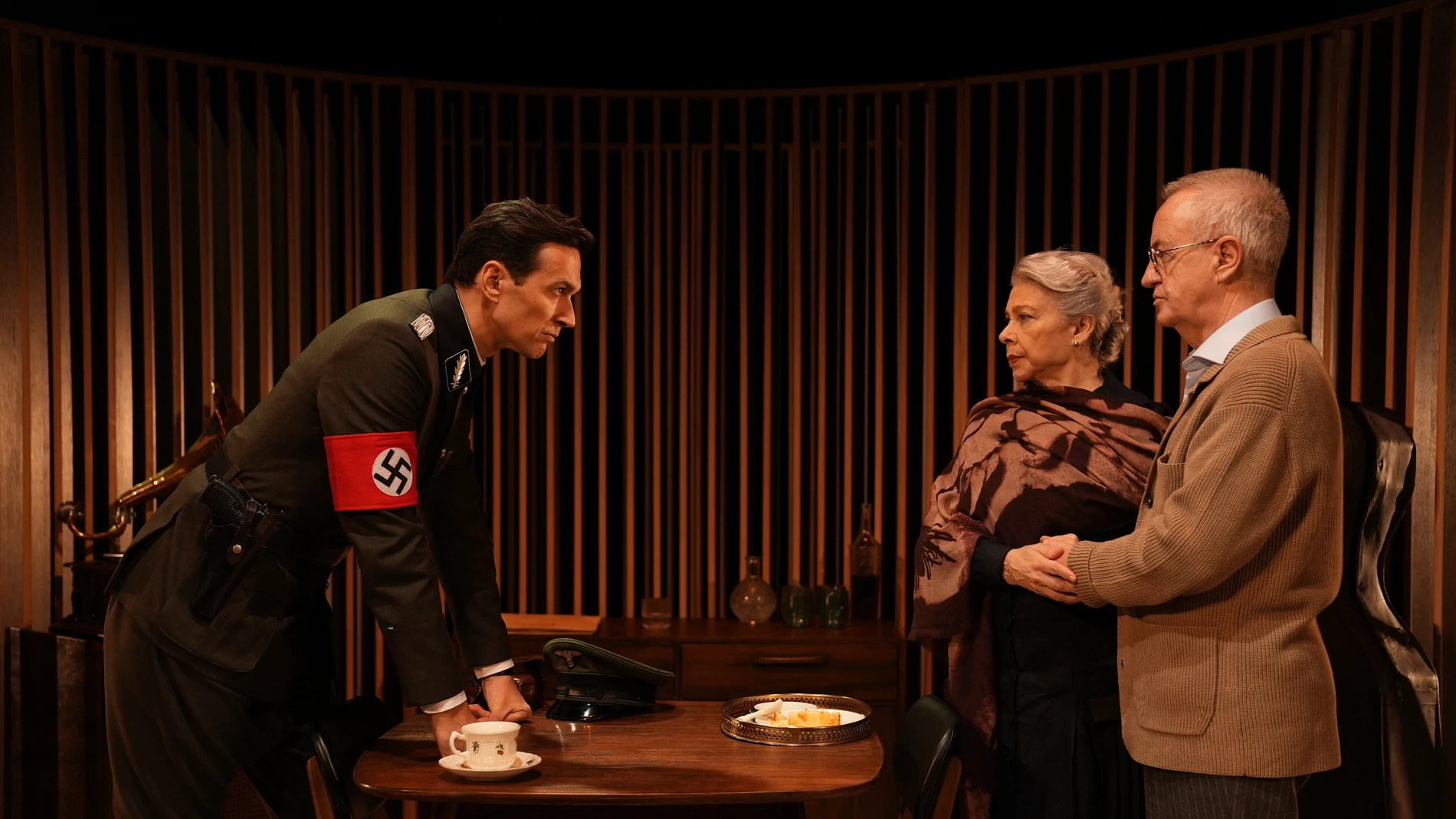 De izda. a dcha., Cristóbal Suárez, Kiti Mánver y Carlos Hipólito en 'Música para Hitler'