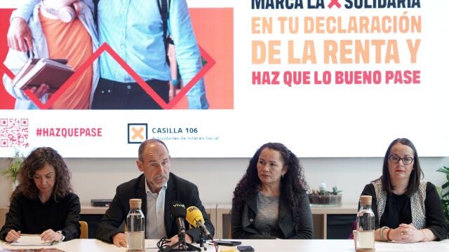 El presidente de la Plataforma de Organizaciones de Infancia de Castilla y León, Antonio Rodríguez. atiende a la prensa en la presentación de lc campaña en presencia de Eva Martín, de Plena Inclusión, entre otras personas