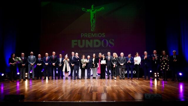 Foto de familia de la vicepresidenta Isabel Blanco con los premiados y responsables de Fundos