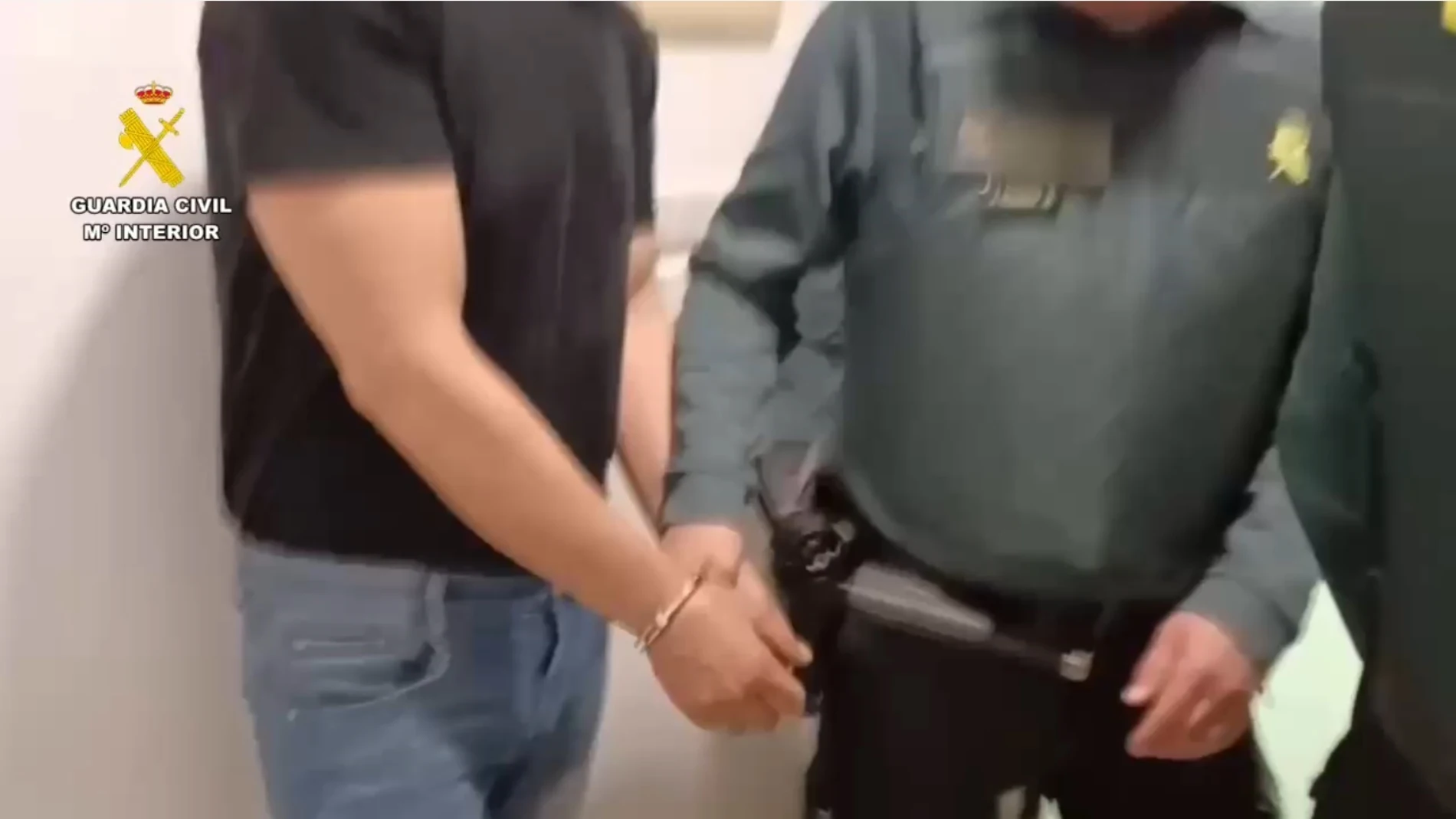 El detenido, esposado, es custodiado por la Guardia Civil en el momento de pasar a disposición judicial REMITIDA / HANDOUT por Guardia Civil Fotografía remitida a medios de comunicación exclusivamente para ilustrar la noticia a la que hace referencia la imagen, y citando la procedencia de la imagen en la firma 03/04/2025