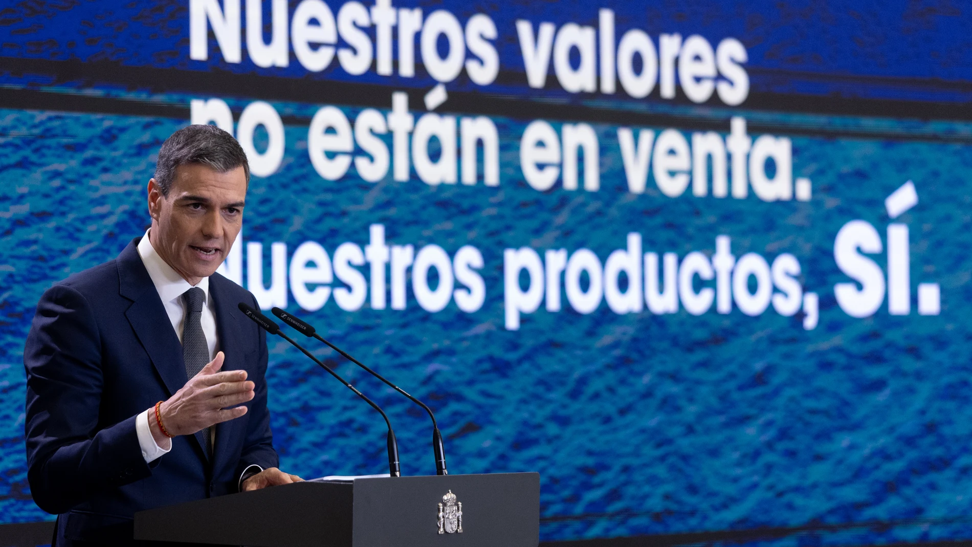 El presidente del Gobierno, Pedro Sánchez, durante una rueda de prensa, en el Complejo de La Moncloa, a 3 de abril de 2025, en Madrid (España). Sánchez comparece, tras haberse reunido con representantes del sector productivo e industrial, para trasladar las medidas del Gobierno ante la imposición de aranceles que anunció su homólogo estadounidense, Donald Trump. 03 ABRIL 2025;ARANCELES;ECONOMÍA;POLÍTICA;SÁNCHEZ; Eduardo Parra / Europa Press 03/04/2025