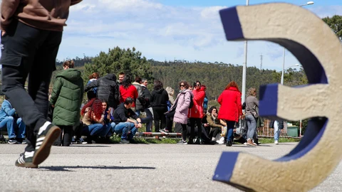 Los trabajadores, hoy, a las puertas de la empresa.