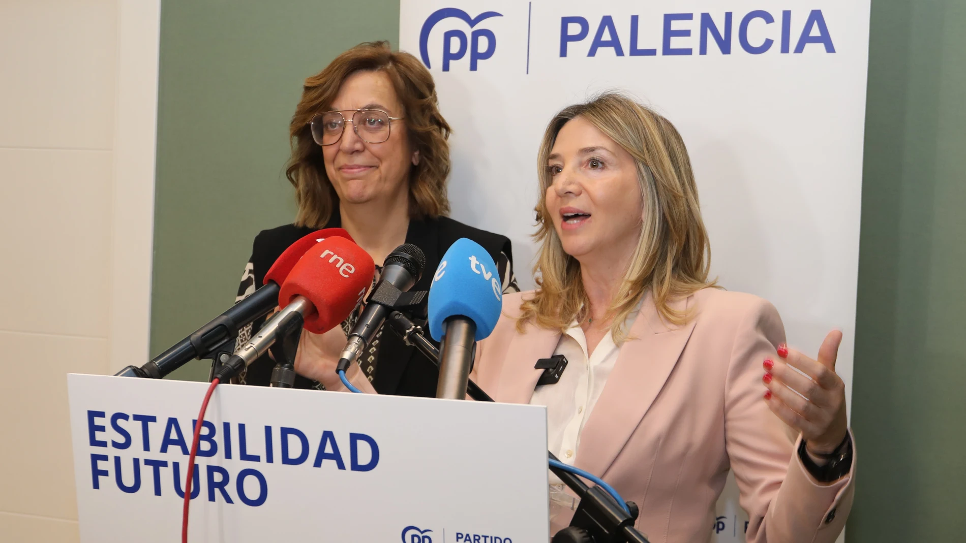 La portavoz del PP en el Senado, la abulense Alicia García, atiende a la premnsa junto a Ángeles Armisén, presidenta de la Diputación y del PP de Palencia