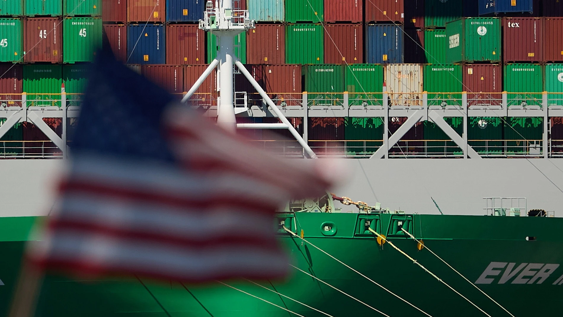 FOTODELDIA Los Ángeles (Estados Unidos), 02/04/2025.- Vista de los contenedores en un carguero en el puerto de Los Ángeles, California, Estados Unidos. El presidente de EE.UU., Donald Trump emitó una orden ejecutiva que implementa nuevos aranceles recíprocos contra socios comerciales de EE.UU. y que ha bautizado la jornada como el "Día de la Liberación", aunque la mayoría de los economistas esperan que los consumidores estadounidenses paguen los costes. EFE/ Allison Dinner