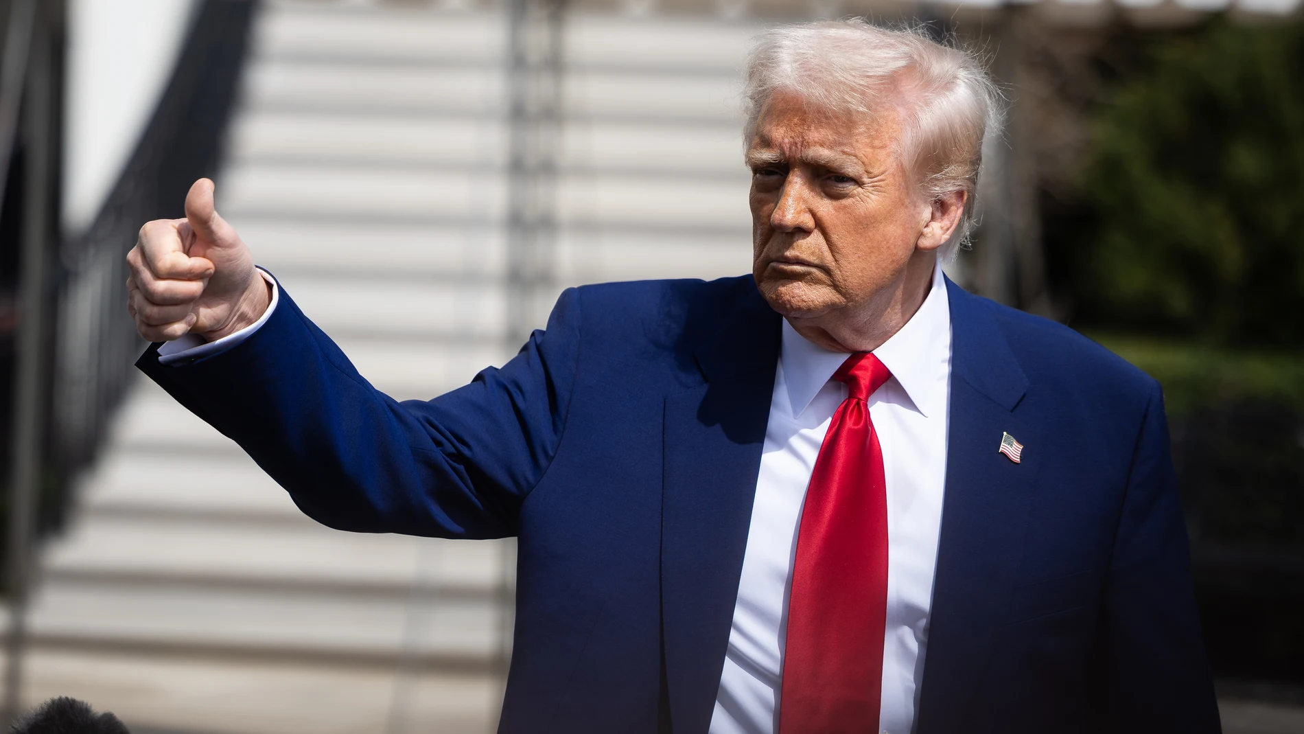 Washington (United States), 03/04/2025.- US President Donald Trump gestures as he departs the White House, in Washington, DC, USA, 03 April 2025. EFE/EPA/FRANCIS CHUNG / POOL