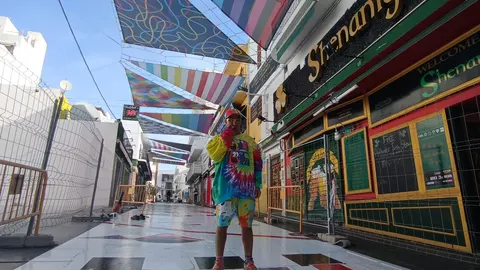 El arte de Okuda San Miguel: la panacea para alejar al turismo de borrachera en una calle de Ibiza