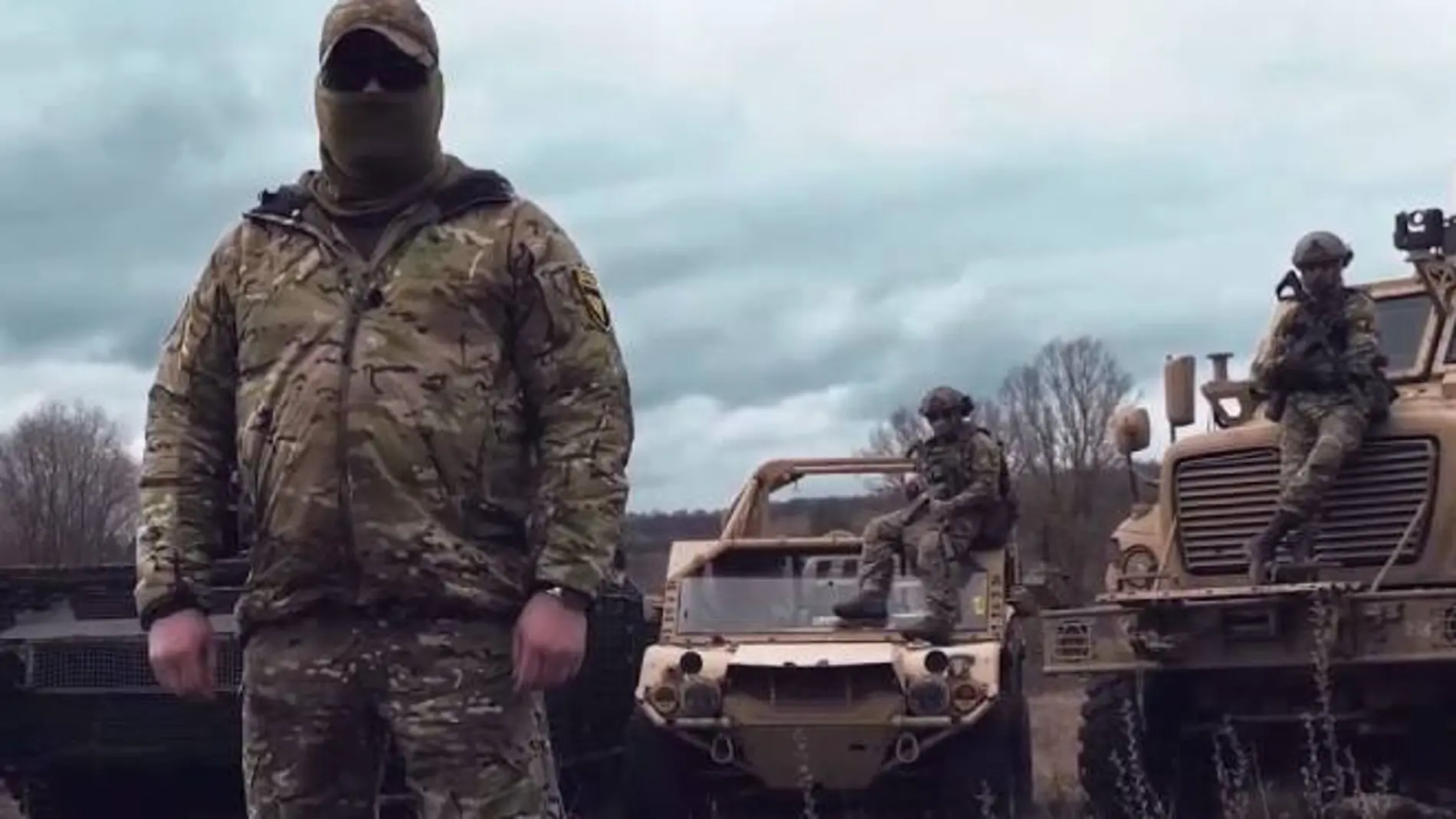 Soldados del 4.º Regimiento Independiente de Propósito Especial ‘Ranger’ con el Flyer 72 LD al fondo.