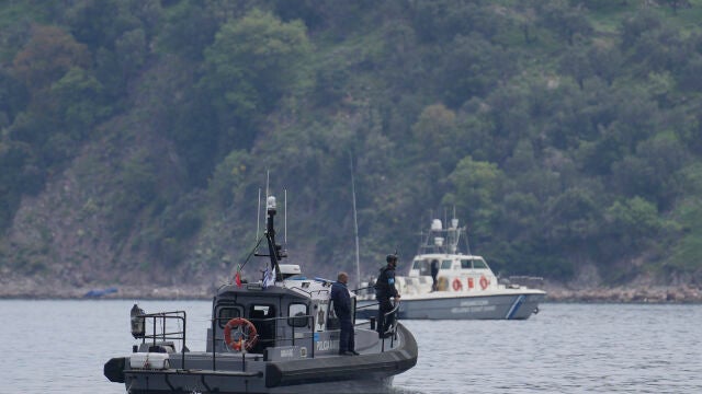 Guardacostas griegos participan en una operación de rescate de inmigrantes en el mar egeo