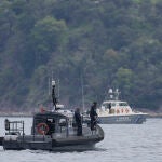 Guardacostas griegos participan en una operación de rescate de inmigrantes en el mar egeo