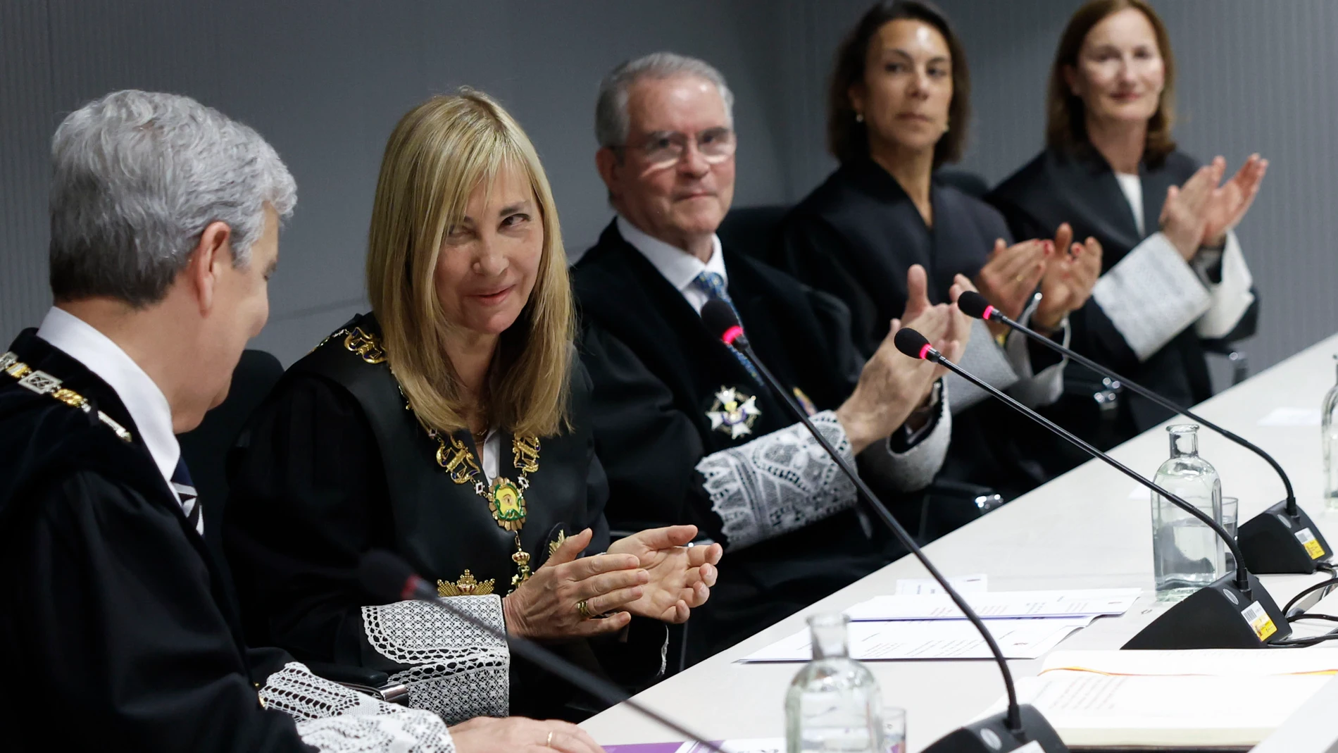 MADRID (ESPAÑA), 03/04/2025.- El magistrado Juan Manuel Fernández Martínez (i) junto a la presidenta del Supremo, Isabel Perelló (2i) tras su toma de posesión como nuevo presidente de la Audiencia Naacional durante un acto celebrado en Madrid. EFE/ Mariscal POOL