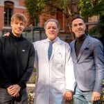 El Dr. Llopis, con Juanjo Estévez (izquierda) y Fran Zurdo (derecha).