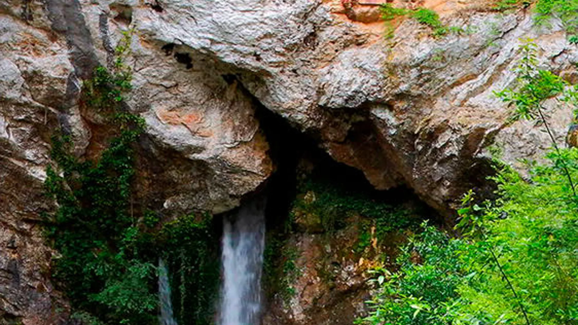 El plan de transporte a los lagos de Covadonga arranca este fin de semana con una oferta diaria de 3.000 plazas