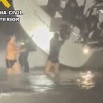 Sucesos.- La Guardia Civil rescata al capitán de un barco encallado en Ibiza durante el temporal