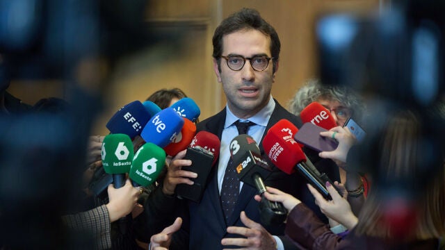 Carlos Cuerpo ofrece declaraciones tras la ronda de reuniones con los grupos parlamentarios en el Congreso