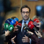 Carlos Cuerpo ofrece declaraciones tras la ronda de reuniones con los grupos parlamentarios en el Congreso