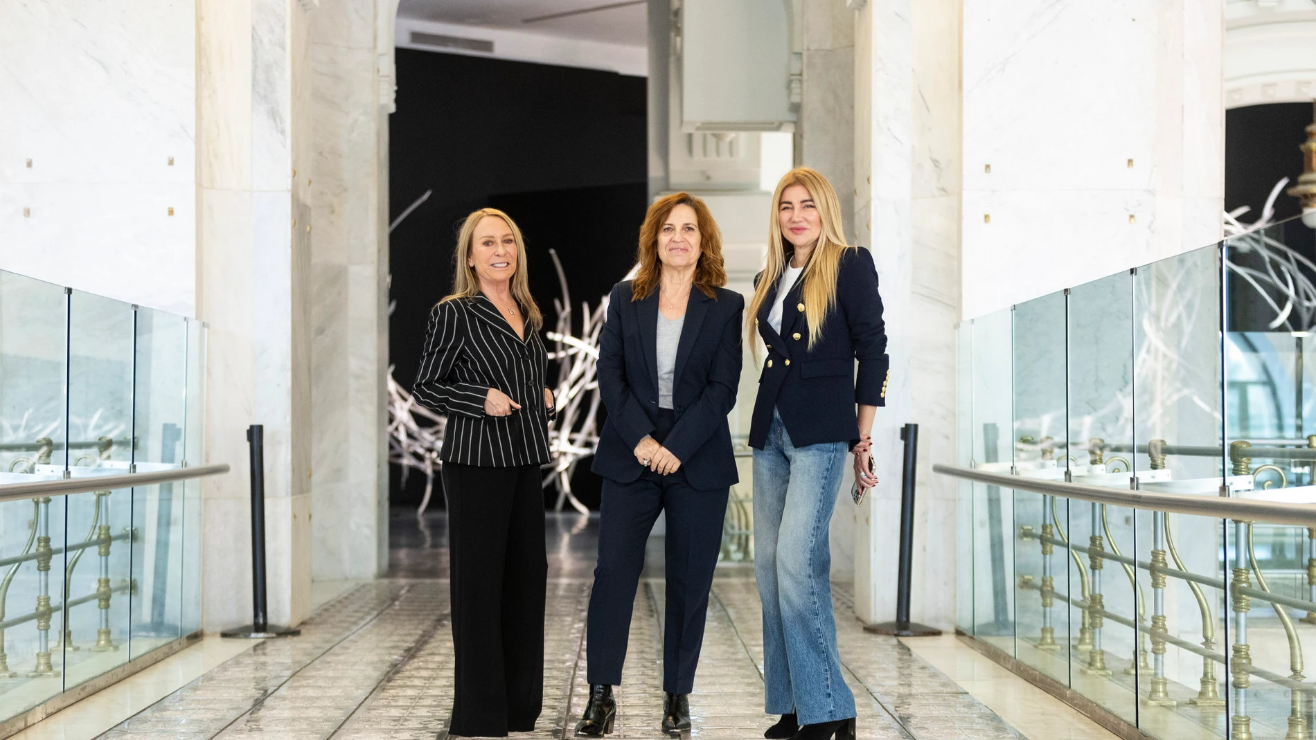 Tres mujeres bebiendo arte