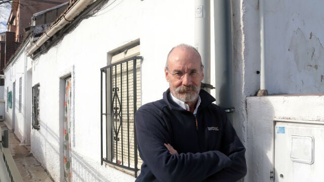 Alfonso Mateo-Sagasta posa en una de las casas que quedan de Cerro Belmonte. 
