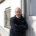 Alfonso Mateo-Sagasta posa en una de las casas que quedan de Cerro Belmonte. 