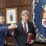Mañueco conversa con el socialista Carlos Martínez a su llegada al despacho del presidente de la Junta