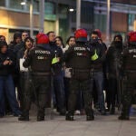 5 detenidos y 4 ertzainas heridos en los altercados por el desalojo de un edificio okupado