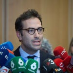 Carlos Cuerpo ofrece declaraciones tras la ronda de reuniones con los grupos parlamentarios en el Congreso