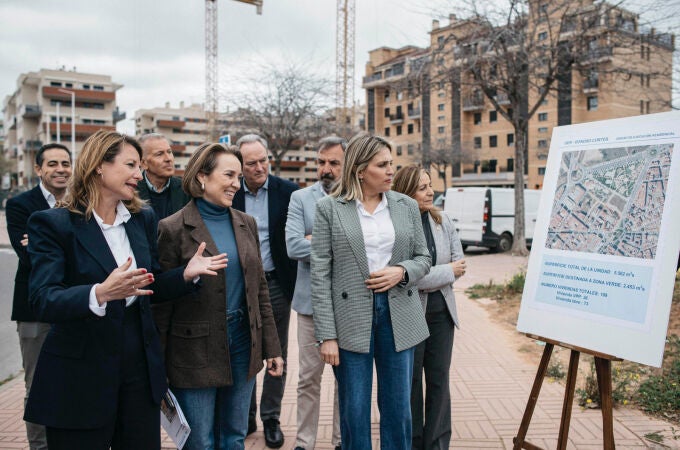 La alcaldesa Carrasco muestra a Cuca Gamarra y Marta Barrachina el proyecto de construcción de viviendas