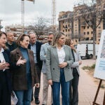 La alcaldesa Carrasco muestra a Cuca Gamarra y Marta Barrachina el proyecto de construcción de viviendas