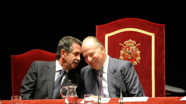 El Rey Juan Carlos y Miguel Ángel Revilla durante un acto de entrega de las Medallas de Oro al Mérito en las Bellas Artes, celebrado en el Palacio de Festivales de Cantabria.