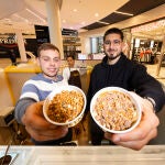 Pablo Llorente (izquierda) y Alonso Gutiérrez, creadores de Qrema, este viernes 4 de abril en su puesto de venta del Centro Comercial Plenilunio.