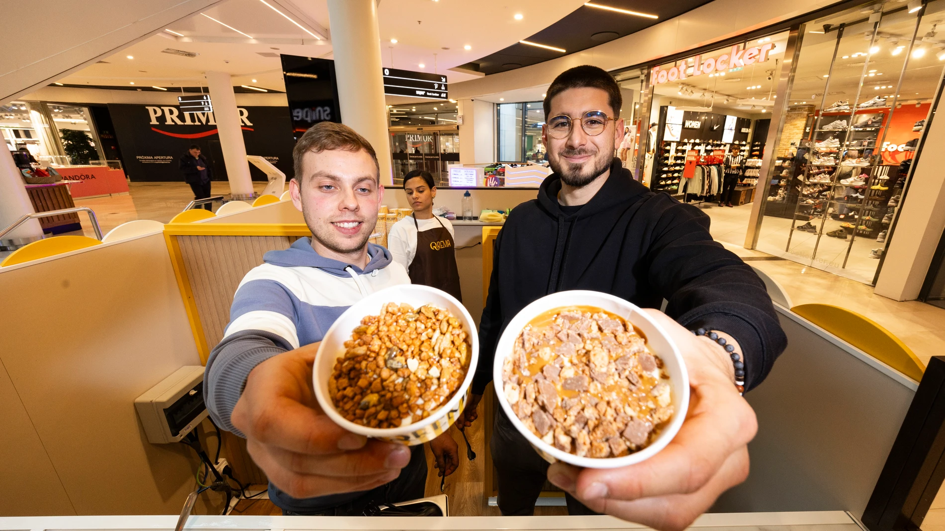 Qrema, centros cremosos de tarta de queso que se comercializan en tarrinas con diferentes topping.