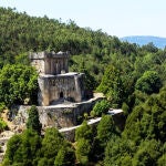 Vista del Castillo de Sobroso y su entorno natural
