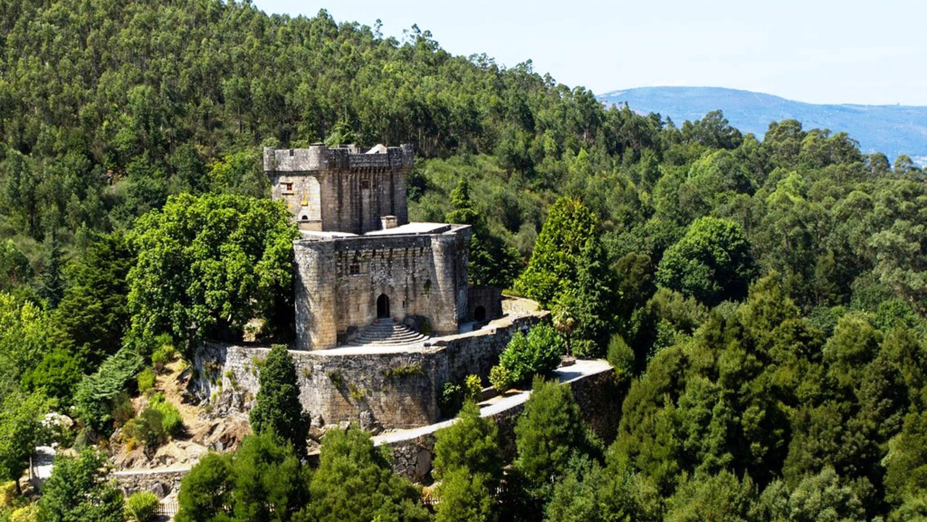 Vista del Castillo de Sobroso y su entorno natural