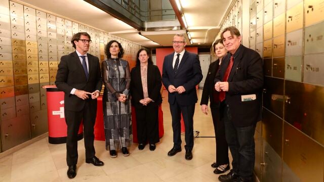 Acto en el que el legado de Juan Gil-Albert se introdujo en uno de los depósitos de La Caja de las Letras del Instituto Cervantes