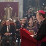 Aurelio García durante el pregón, que sigue atentamente Jesús Julio Carnero