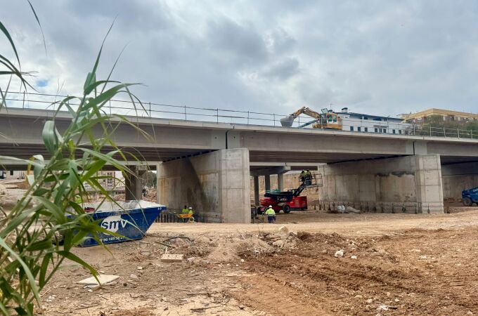 Paiporta recupera uno de los puentes destruidos por la dana en el barranco del Poyo