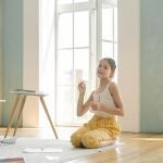 Niña sola en una habitación